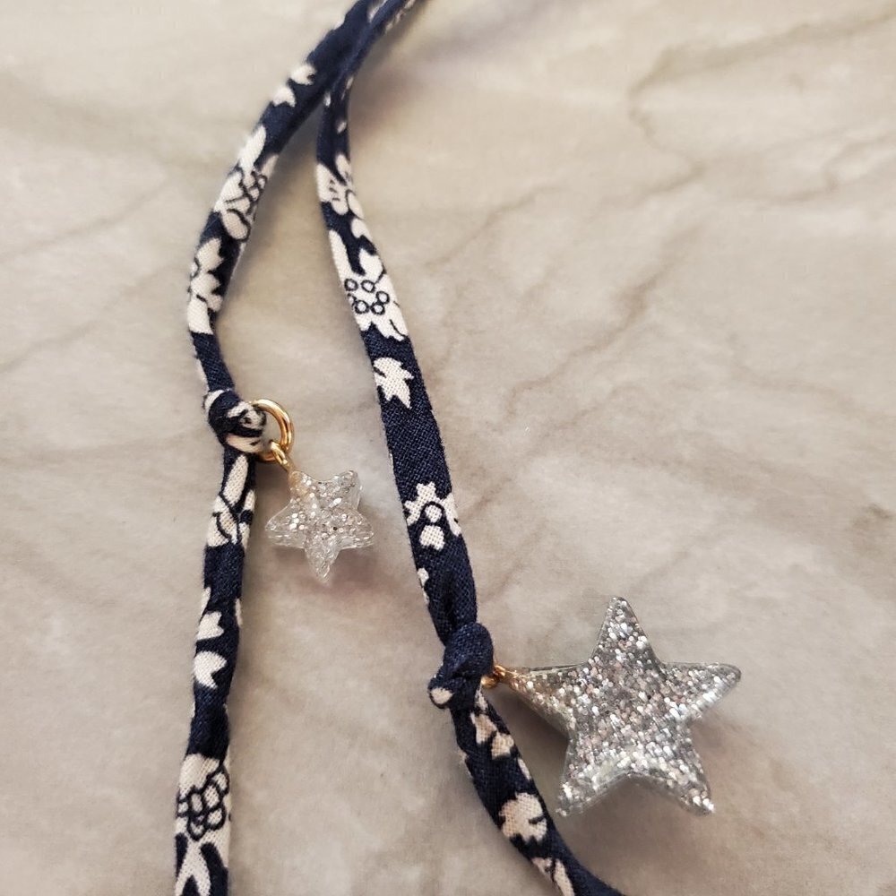 🦄 J.Crew Cuts Silver Glitter Unicorn Chamrs Stars Ball Fabric Tie Necklace 🦄 - Picture 4 of 9